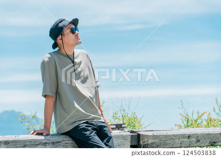 男人、夏日天空和高原風光、旅遊勝地、旅遊、山脈、著名景點 男人、夏日天空和高原風光、旅遊勝地、旅遊、山脈、著名景點 124503838