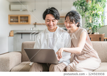 年輕的亞洲夫妻在家使用電腦(資產管理、網路購物) 年輕的亞洲夫妻在家使用電腦(資產管理、網路購物) 124503938