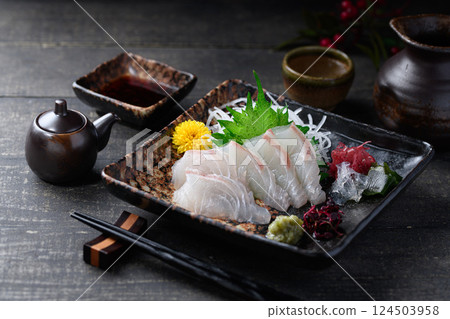 鯛魚刺身:白身刺身,筷子,享受日式優雅 鯛魚刺身:白身刺身,筷子,享受日式優雅 124503958