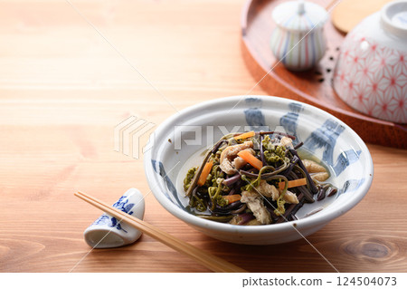 Spring flavor: bracken stew, wild bracken stew with fried tofu Spring flavor: bracken stew, wild bracken stew with fried tofu 124504073