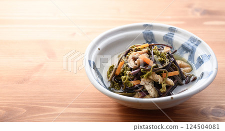 Spring flavor: bracken stew, wild bracken stew with fried tofu 124504081