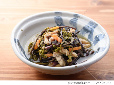 Spring flavor: bracken stew, wild bracken stew with fried tofu Spring flavor: bracken stew, wild bracken stew with fried tofu 124504082