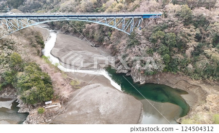 [Aerial view] Sagamihara Lake Tsukui, Doshi Bridge, north side, dried up 2025 124504312