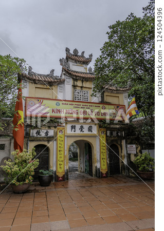 Vietnam, Hanoi, Mot Cot Pagoda or One Pillar Pagoda is a pagoda. 124504396
