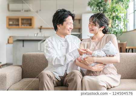 年輕夫婦、父母和孩子、家庭、家庭在生完孩子後休育嬰假 年輕夫婦、父母和孩子、家庭、家庭在生完孩子後休育嬰假 124504576