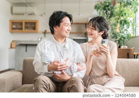 年輕夫婦、父母和孩子、家庭、家庭在生完孩子後休育嬰假 124504580