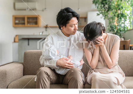 Couples who are worried about raising a baby (child with disabilities, illness, developmental disorder) Couples who are worried about raising a baby (child with disabilities, illness, developmental disorder) 124504581