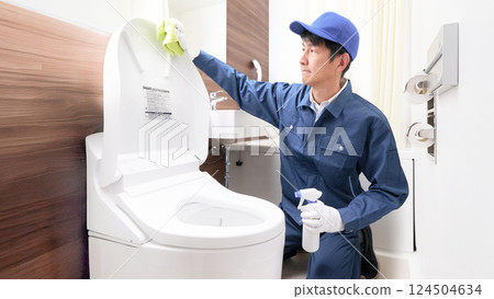 房子清潔男工清潔廁所 124504634
