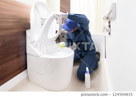 房子清潔男工清潔廁所 124504635