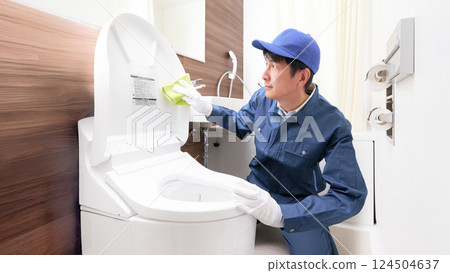 穿著工作服的男工作人員清潔廁所 124504637