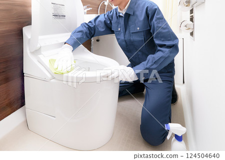 穿著工作服的男工作人員清潔廁所 124504640