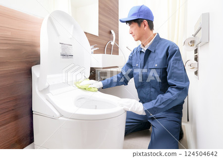 Male staff in work clothes cleaning the toilet 124504642