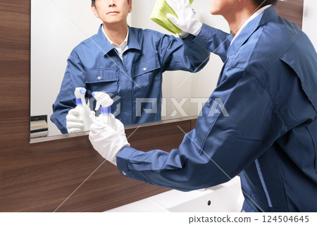 身著工作服的男工作人員打掃洗手間 124504645