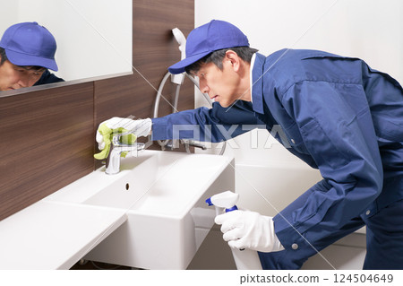 身著工作服的男工作人員打掃洗手間 124504649