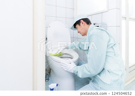 Male staff in work clothes cleaning the toilet 124504652