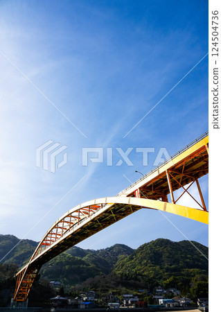 高根大橋連接廣島縣尾道市瀨戶內海的生口島與高根島。 高根大橋連接廣島縣尾道市瀨戶內海的生口島與高根島。 124504736