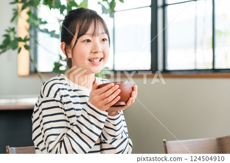 Elementary school and junior high school girls eating at the dining table (lunch, breakfast, rice, eating) Elementary school and junior high school girls eating at the dining table (lunch, breakfast, rice, eating) 124504910