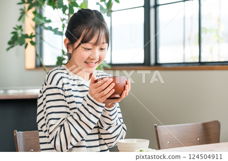 在餐桌上吃飯的小學和初中女生（午餐，早餐，米飯，吃飯） 124504911