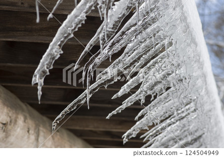 傾斜的冰柱 124504949