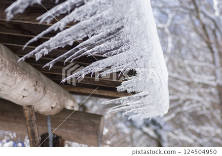 傾斜的冰柱 124504950