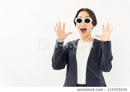 Woman in sunglasses, business, surprised Woman in sunglasses, business, surprised 124505038