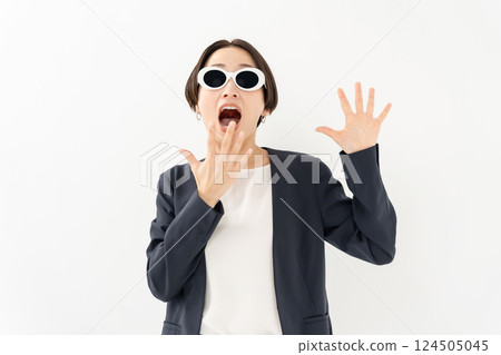 Woman in sunglasses, business, surprised 124505045