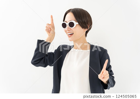 Woman in sunglasses, business, pointing 124505065