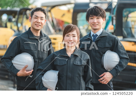 重型機械前穿著工作服的男女建築工人 124505220