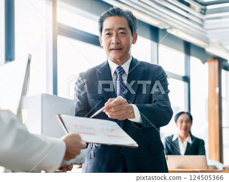工作上的老闆因為文件不整齊而生氣。 124505366