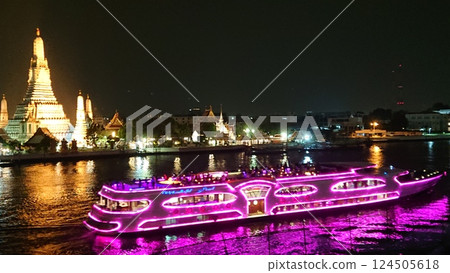 Illuminated Wat Arun at night Illuminated Wat Arun at night 124505618