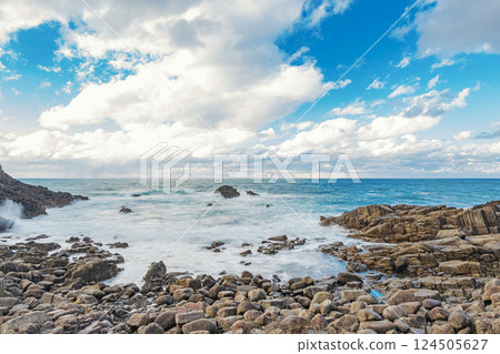 Winter scenery on the Echizen coast 124505627