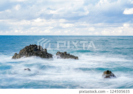 Winter scenery on the Echizen coast 124505635