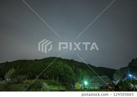 Beautiful spring starry sky at Hattoji Furusatomura Village, Bizen City, Okayama Prefecture, Japan Beautiful spring starry sky at Hattoji Furusatomura Village, Bizen City, Okayama Prefecture, Japan 124505665