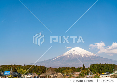 [Shizuoka Prefecture] Mt. Fuji on a clear spring day 124506020