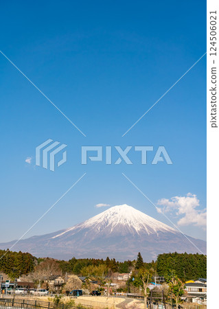 [Shizuoka Prefecture] Mt. Fuji on a clear spring day 124506021