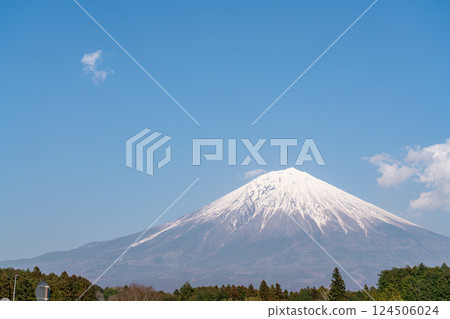 [Shizuoka Prefecture] Mt. Fuji on a clear spring day 124506024