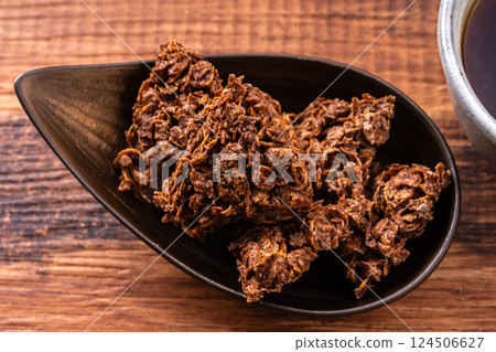 chocolate crisp 124506627