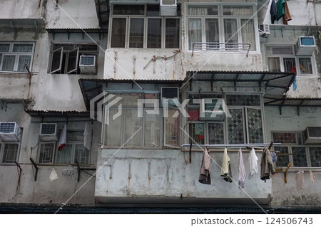 2025 年香港城市：怪獸大廈舊窗特寫 124506743