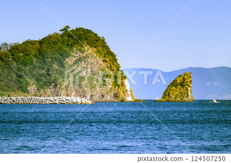 A distant view of Himeshima in Oita Prefecture and Iwaishima in Yamaguchi Prefecture A distant view of Himeshima in Oita Prefecture and Iwaishima in Yamaguchi Prefecture 124507250