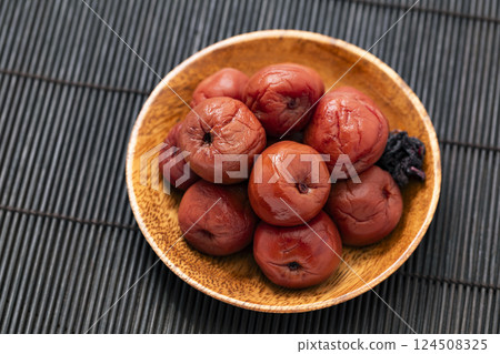 黑色背景中的醃李子 124508325