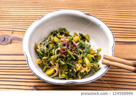 撒上蘿蔔葉和土豆 124508999