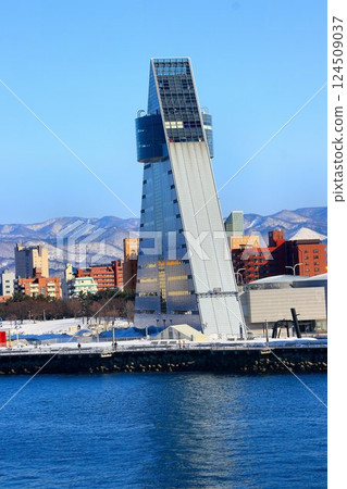 A tourist facility built at Aomori Port, the gateway to the Tsugaru Straits… Aomori Prefectural Tourism and Products Center “ASPAM” 124509037