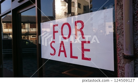 一個空的商店 124509127