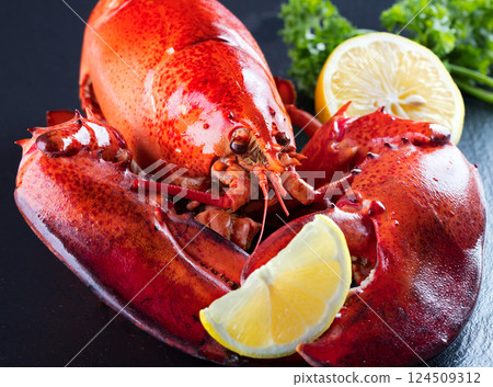 Red lobster with fresh parsley and lemon 124509312