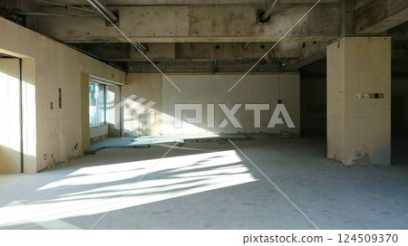 一個空的商店 124509370