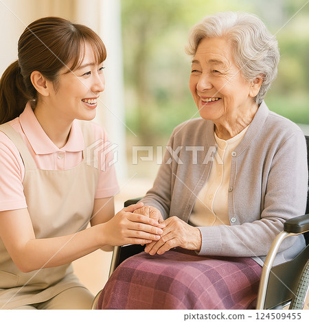 微笑的護理員和老年婦女 |值得信賴、安全的護理形象 124509455