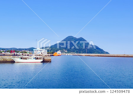 Himeshima Port and Mt. Yahazu Himeshima Port and Mt. Yahazu 124509478