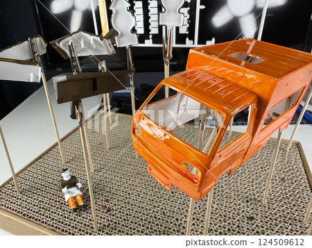 Making a plastic model of a mobile sales vehicle Making a plastic model of a mobile sales vehicle 124509612