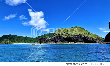 The Kerama Islands of Okinawa Prefecture as seen from a high-speed boat 124510635