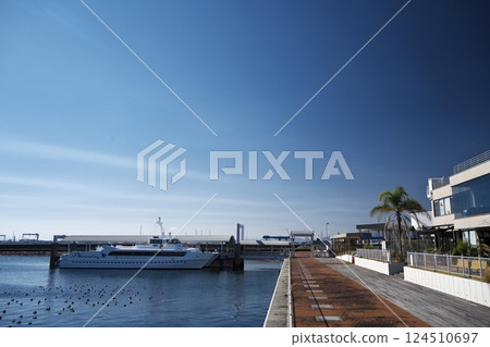 冬日天空中的津渚町客運碼頭的忍者高速船 124510697